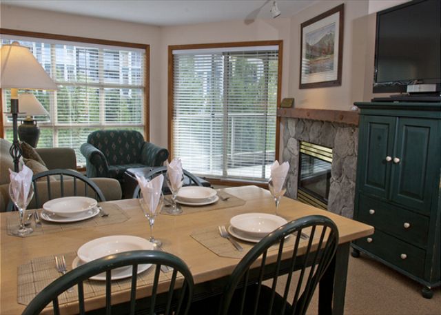 Whistler Aspens on Blackcomb Accommodation 547 Dining Room